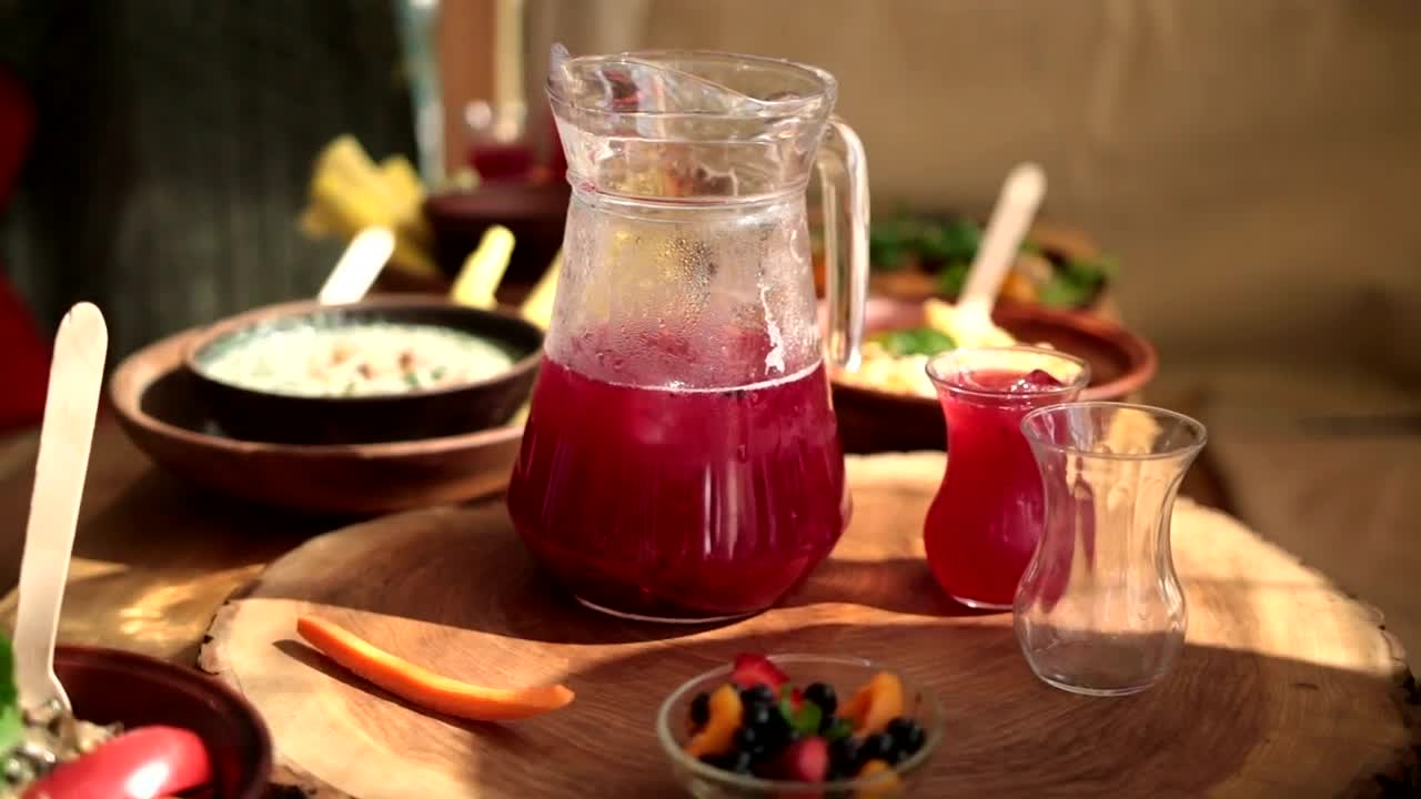 Video Stock Pouring Tea From A Pitcher Into A Glass Live Wallpaper Free - Free Download
