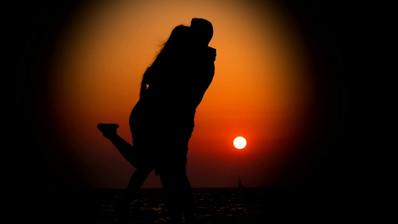 Free Stock Video Silhouette Of A Couple Hugging In The Light Of Sunset Live Wallpaper - Free Download