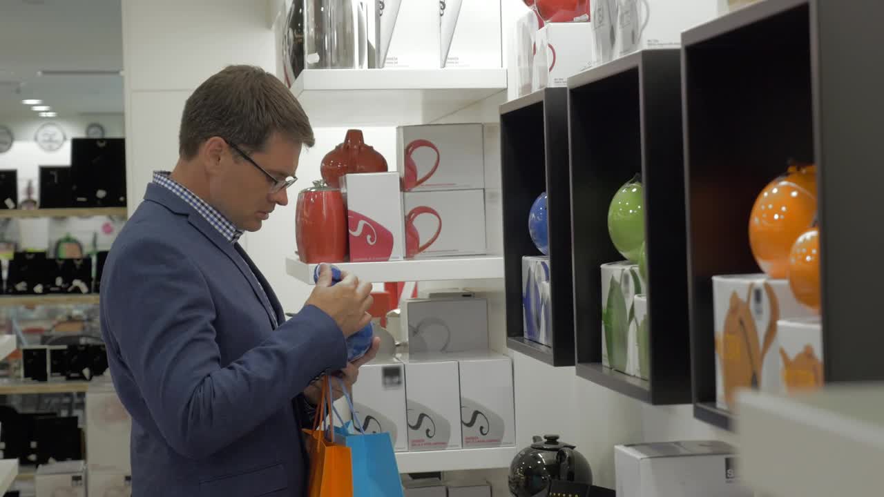 Stock Video Man Shopping While In Greec Animated Wallpaper - Free Download