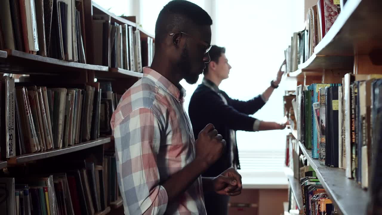 Free Video Stock Students In The Library Hallway Live Wallpaper - Free Download