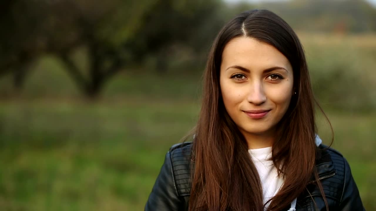 Free Stock Video Woman With Thumbs Up In Nature Portrait Live Wallpaper - Free Download