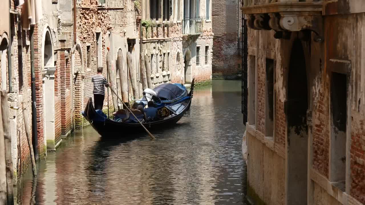 Stock Video Gondola Moving On A Canal In Venice Live Wallpaper For PC - Free Download