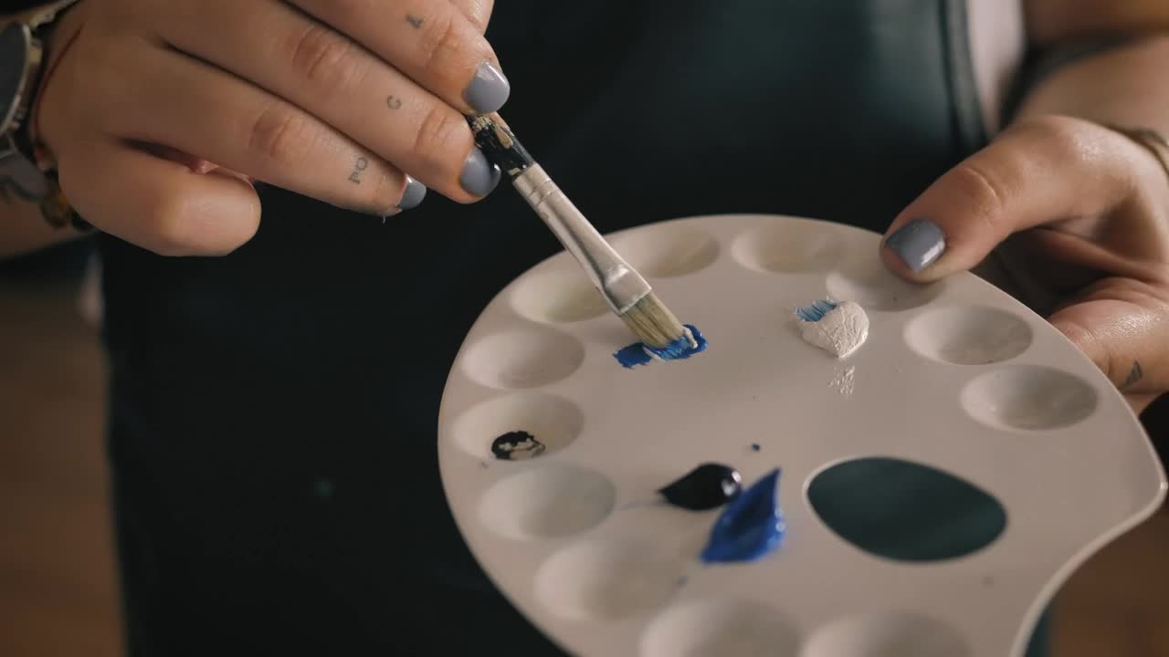 Stock Video Mixing Colors In A Paint Palett Animated Wallpaper - Free Download
