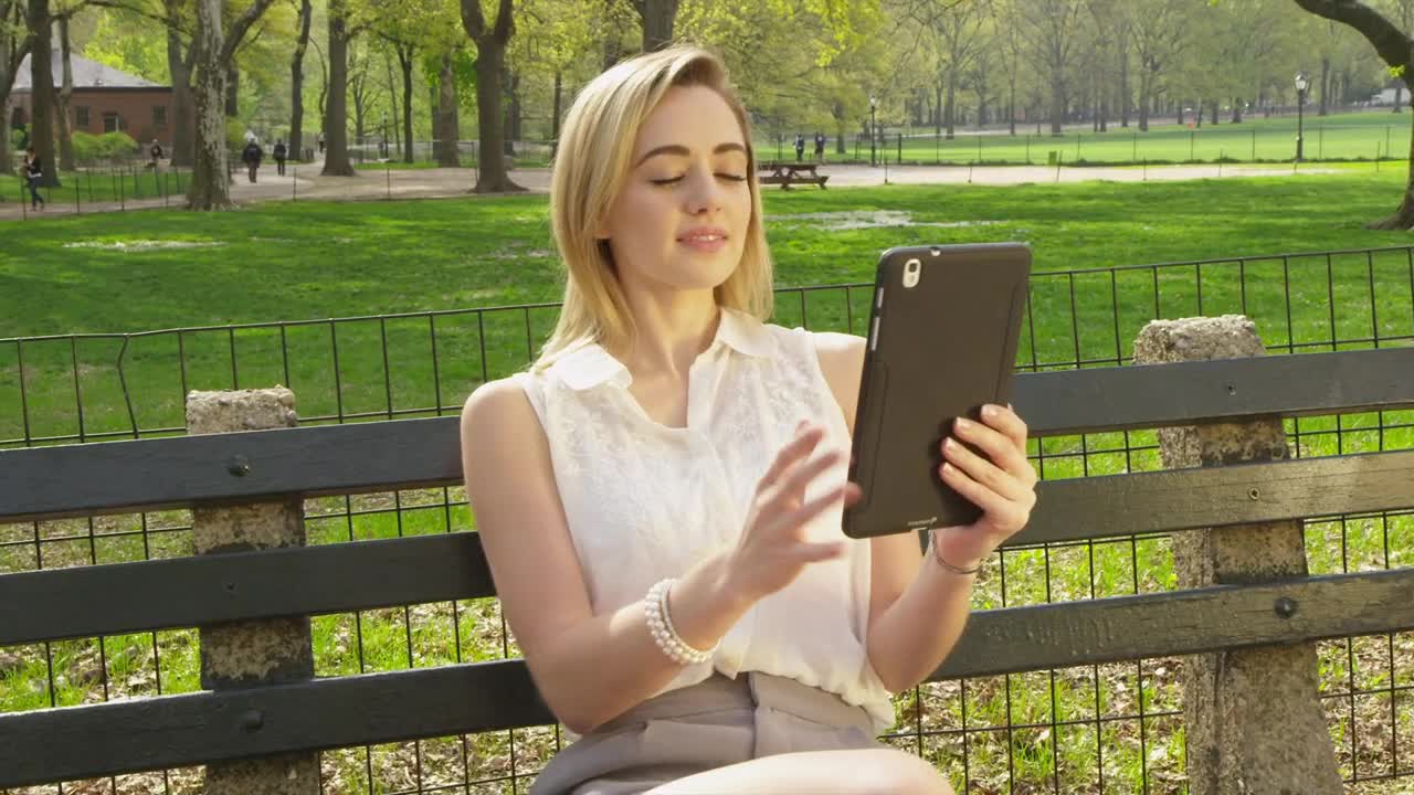 Stock Footage Using A Tablet On A Park Bench Live Wallpaper - Free Download