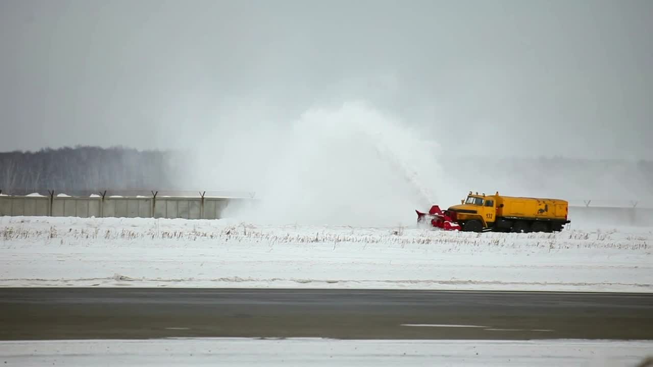Video Stock Clearing The Snow In The Airport Tracks Live Wallpaper For PC - Free Download