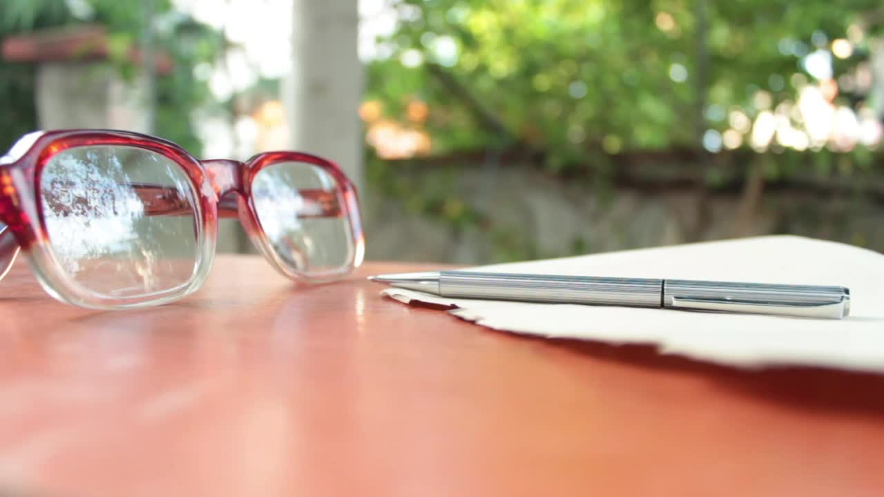 Video Stock Person Takes His Glasses And Write On A Sheet Live Wallpaper Free - Free Download