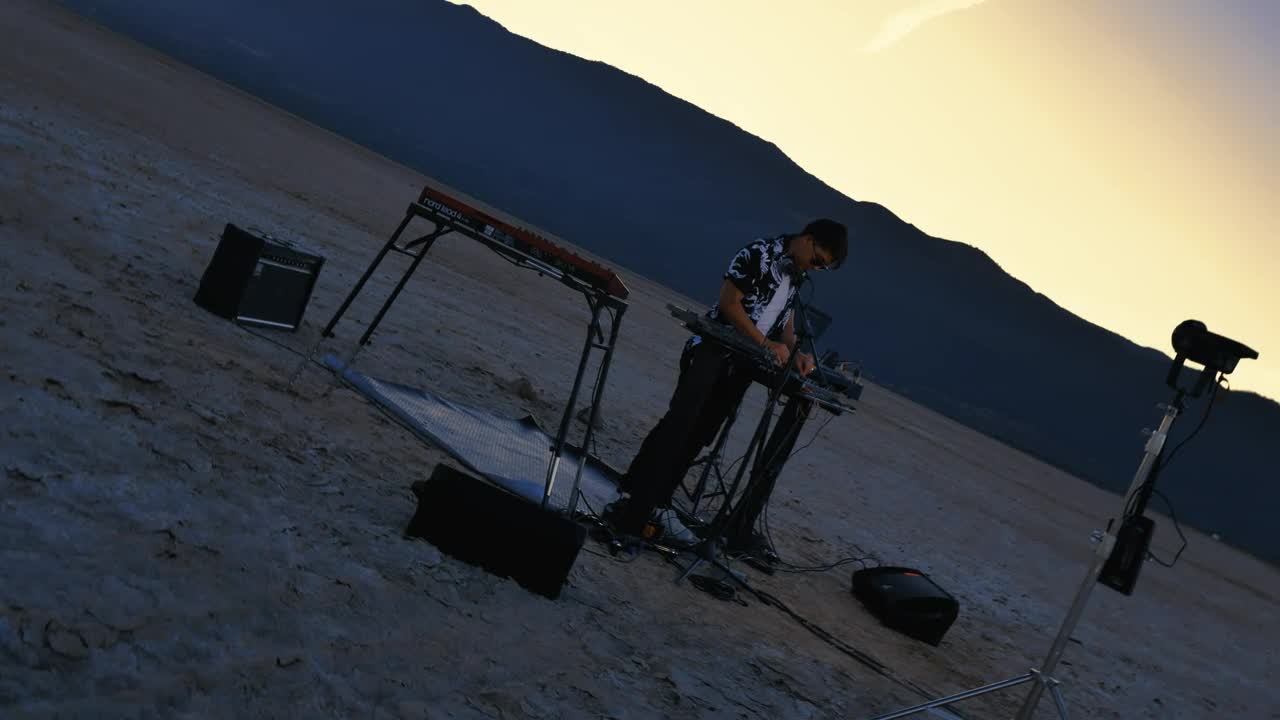 Free Stock Video Rotating Shot Of A Dj Playing In A Lonely Desert Live Wallpaper - Free Download