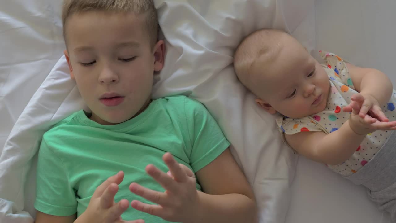 Free Stock Video Siblings Laying On A Bed Live Wallpaper - Free Download