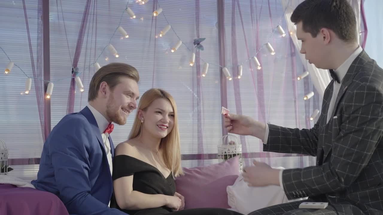 Stock Video Illusionist Delights Couple On Romantic Date Animated Wallpaper - Free Download