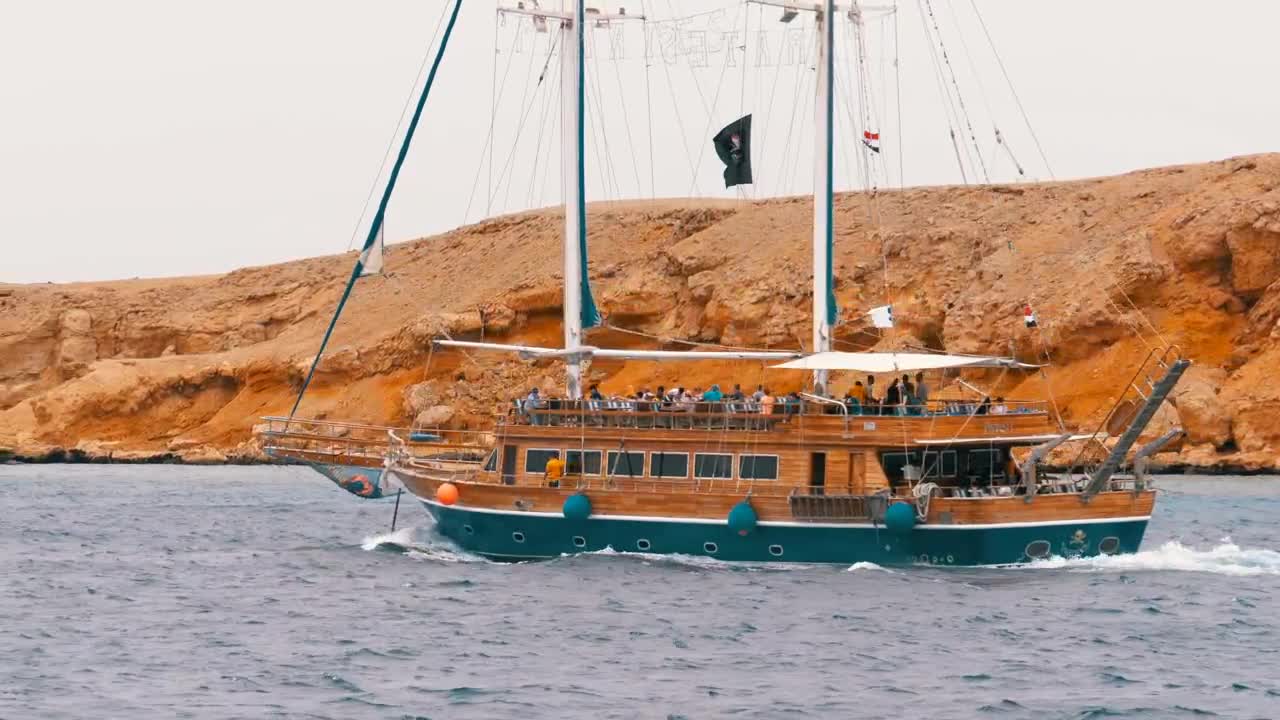 Free Video Stock tourist yacht sailing on the river Live Wallpaper - Free Download