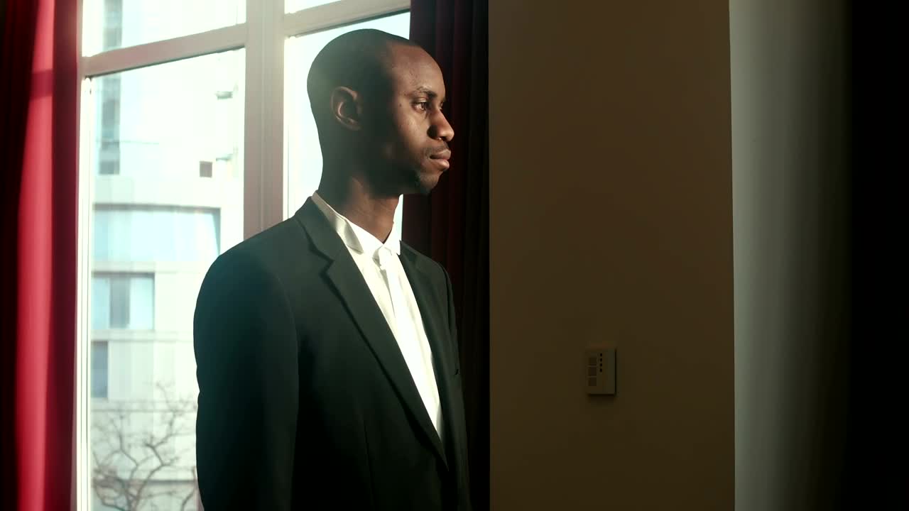 Video Stock Portrait Of A Man Looking At The Camera Live Wallpaper Free - Free Download
