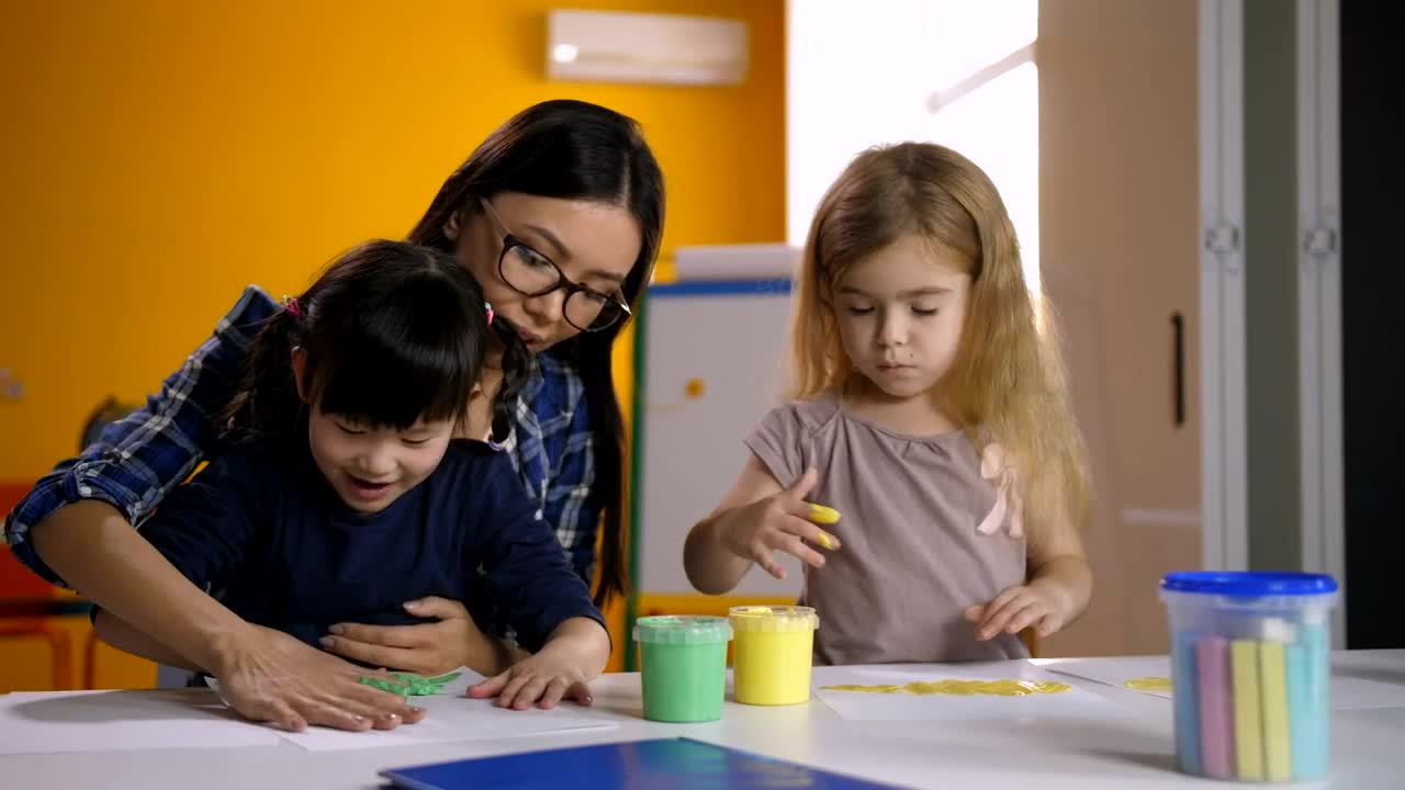 Free Video Stock teacher and girls painting with their hands Live Wallpaper - Free Download