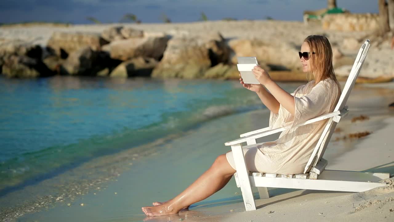 Video Stock Photographing The Ocean On A Tablet Live Wallpaper Free - Free Download