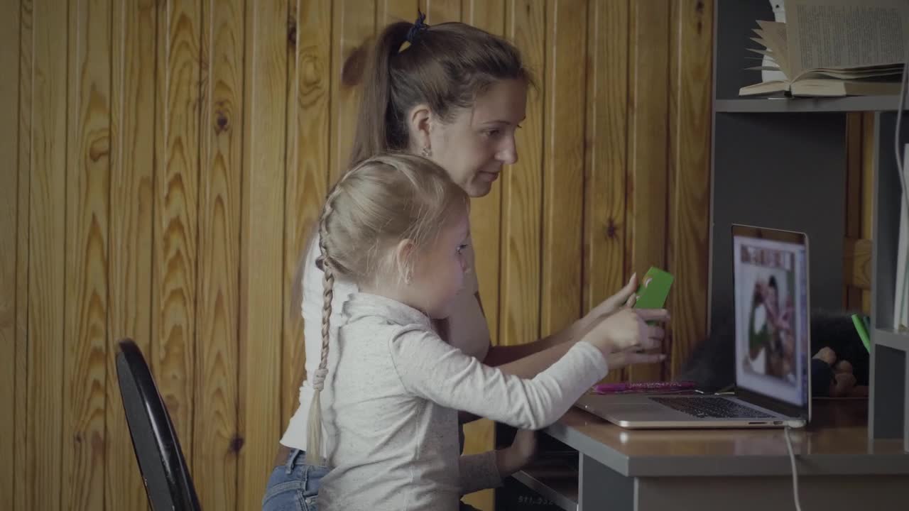 Stock Video Online Education With Parents Live Wallpaper - Free Download
