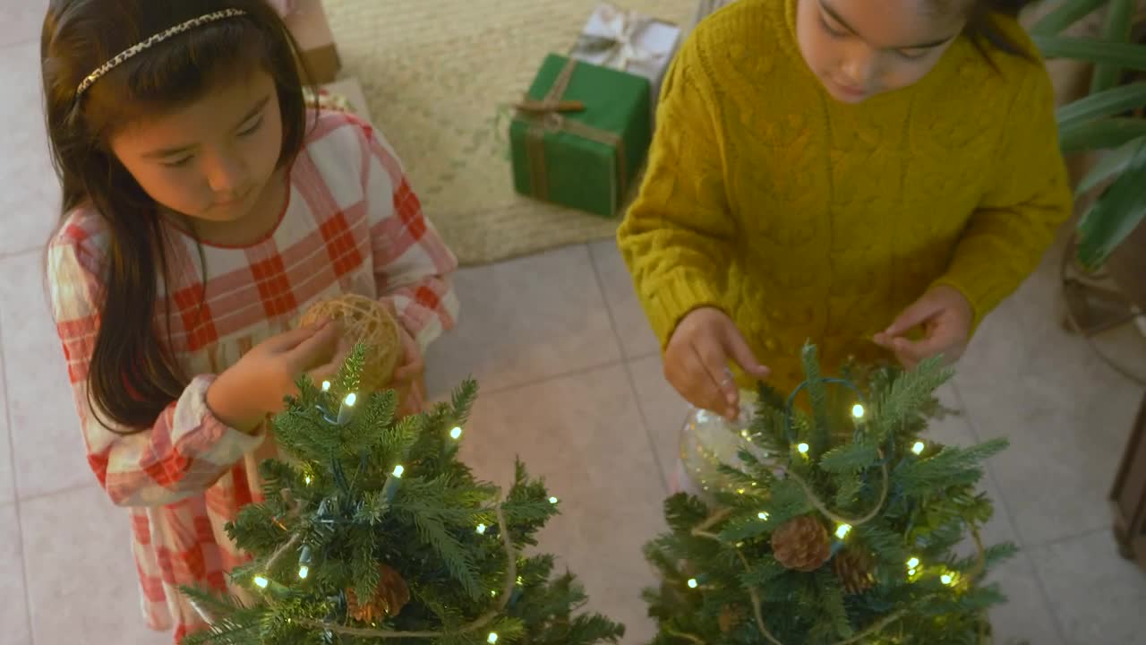 Free Stock Video Two Girls Decorating A Christmas Tree 42066Live Wallpaper - Free Download