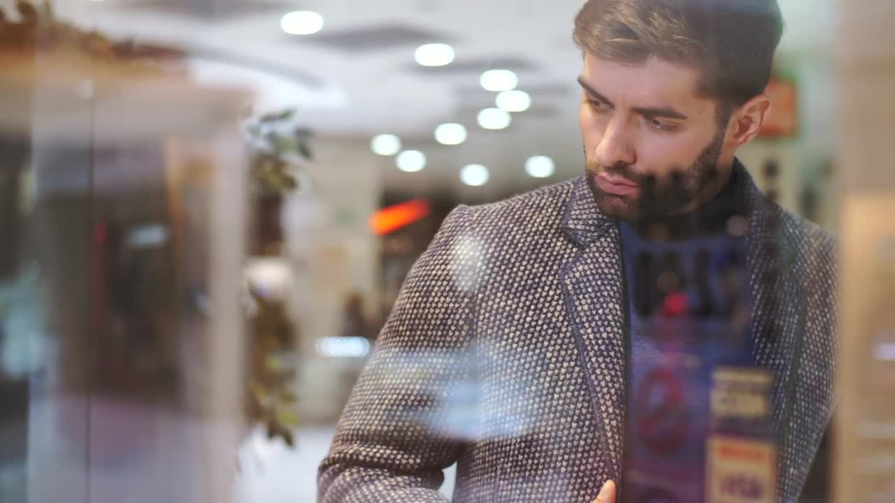 Stock Video Man Looking At The Sideboard Of A Clothing Stor Animated Wallpaper - Free Download