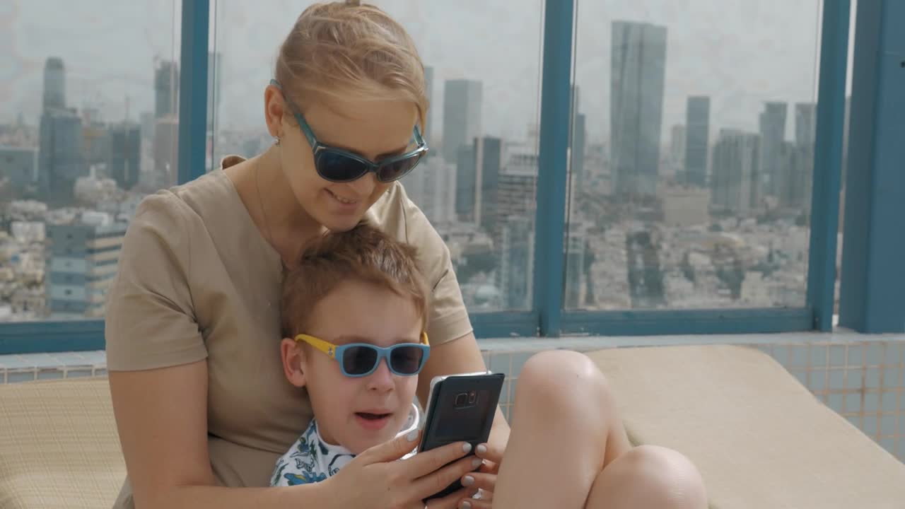 Stock Video Family Out On A Windy Day Live Wallpaper For PC - Free Download