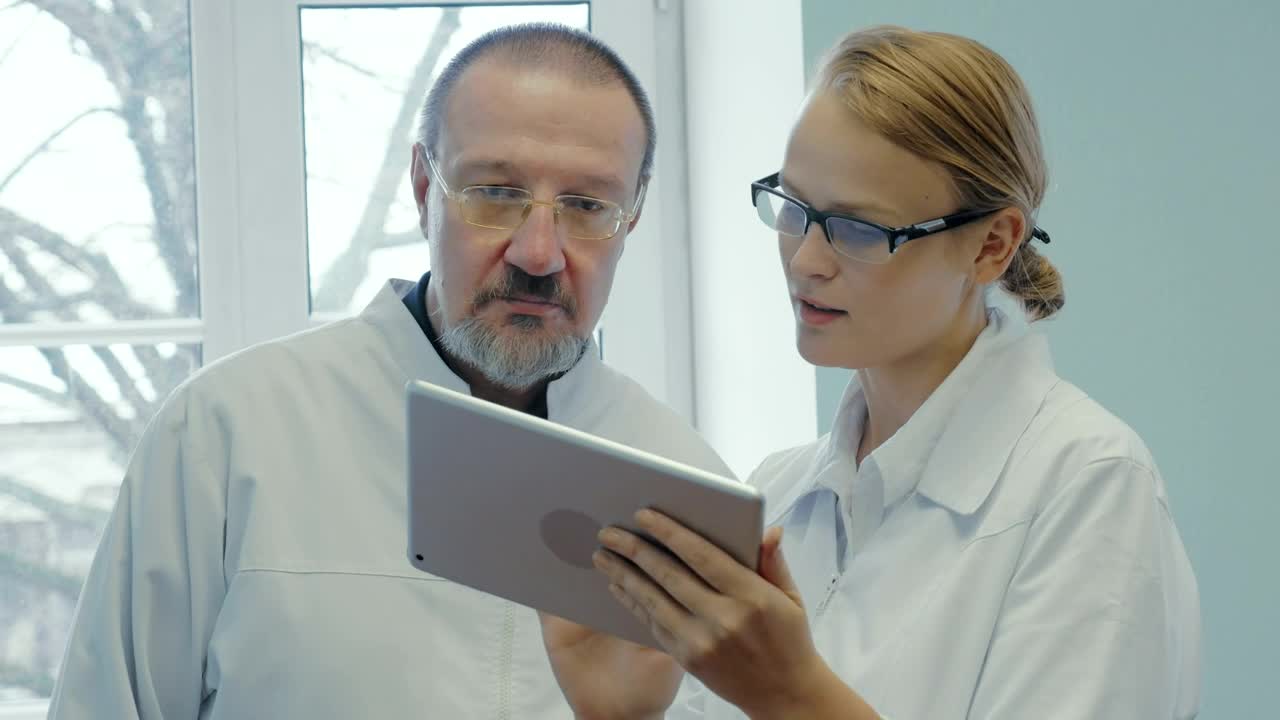 Stock Video Doctor Using A Tablet To Discuss Treatments Live Wallpaper For PC - Free Download