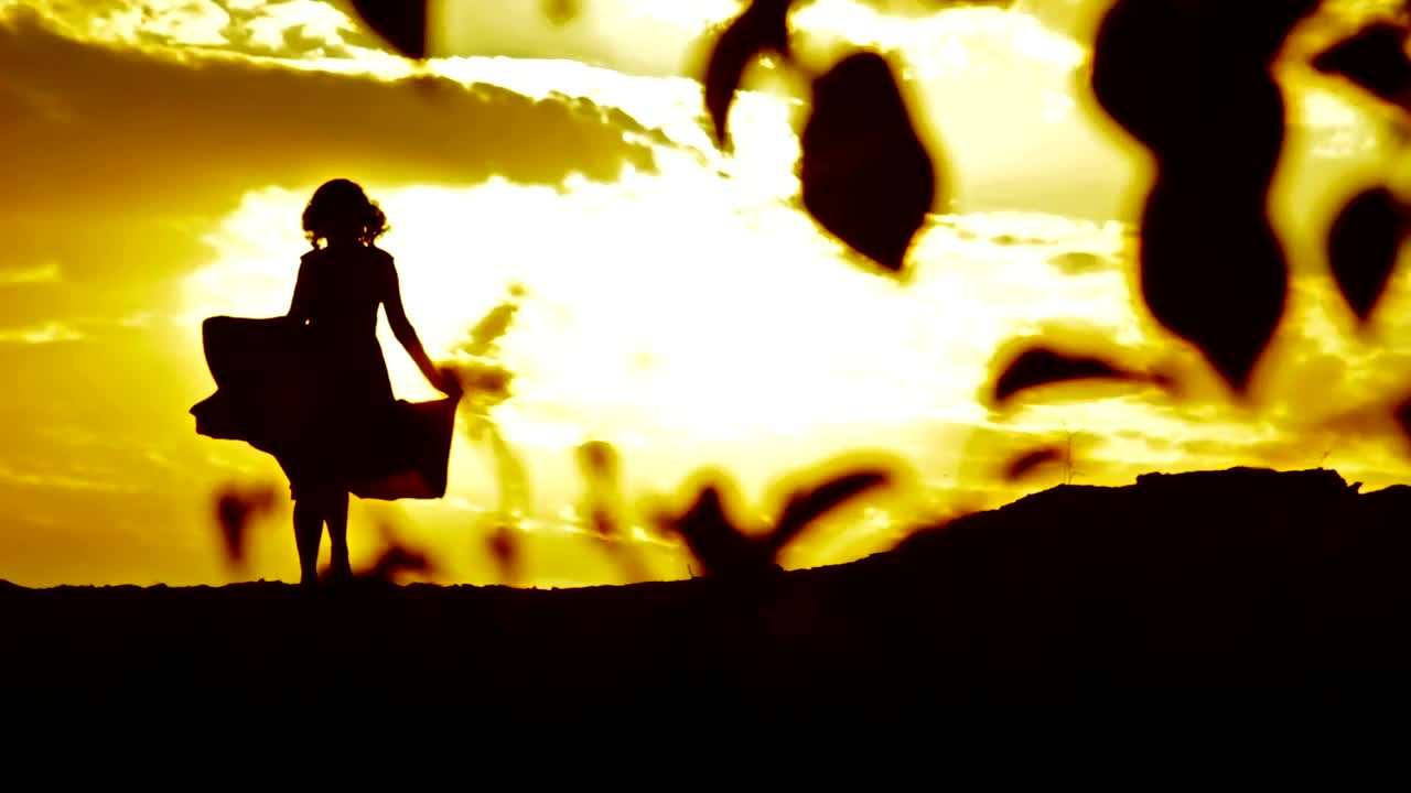 Free Stock Video Silhouette Of A Woman In A Dress That Moves The Live Wallpaper - Free Download