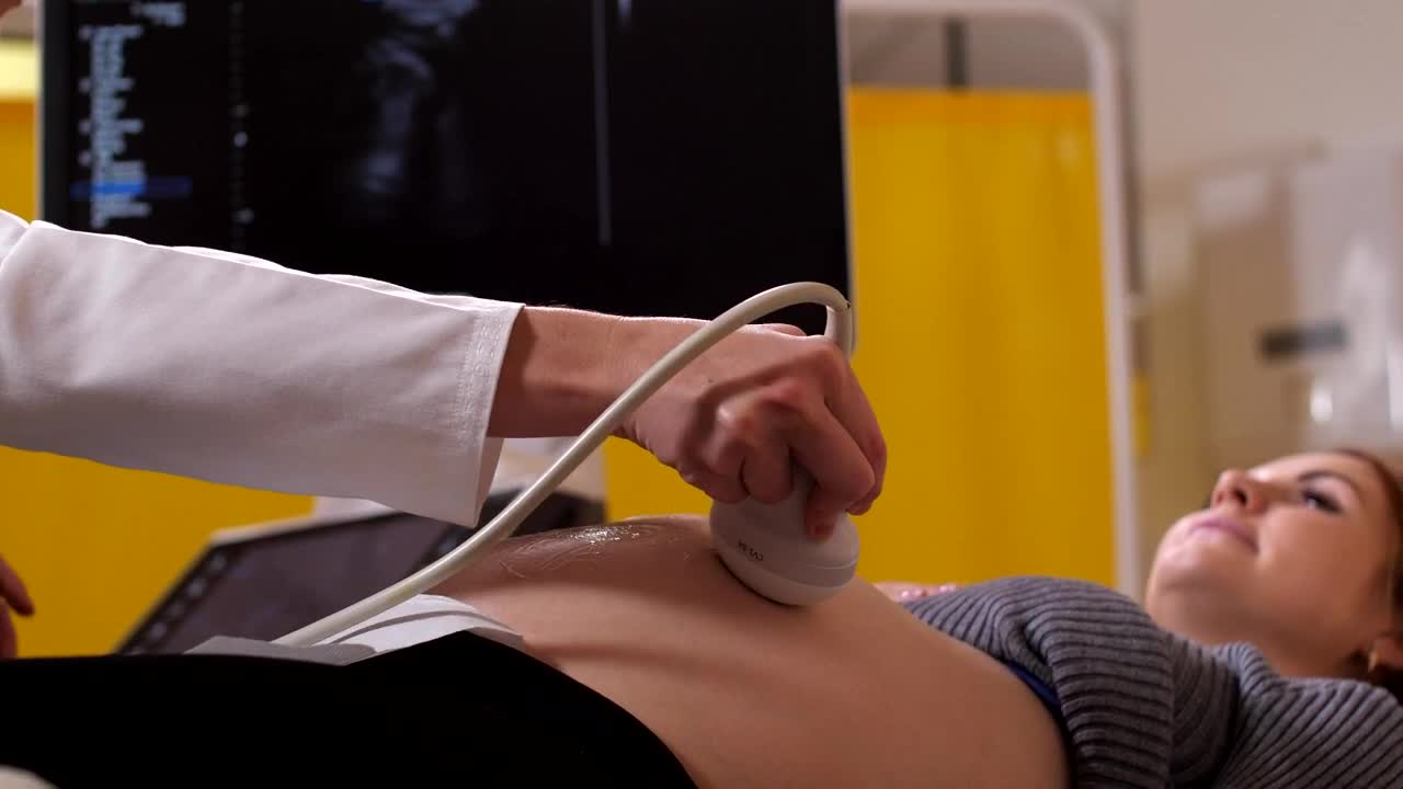 Video Stock Pregnant Woman At An Ultrasound Session Live Wallpaper Free - Free Download
