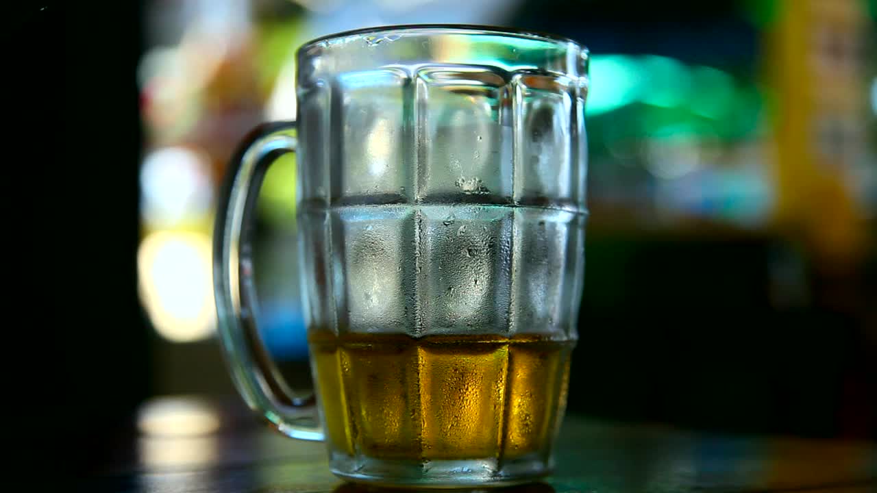 Free Stock Video Serving Cold Beer In The Glass Live Wallpaper - Free Download