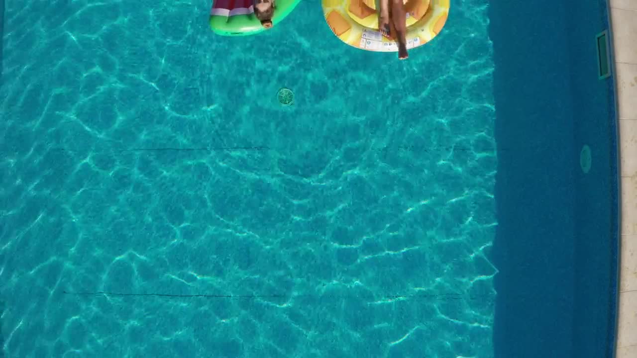 Stock Video Friends Relaxing On Pool Inflatables Live Wallpaper For PC - Free Download