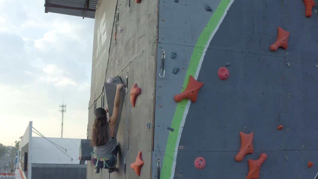 Stock Video Experienced Female Mountaineer Climbing On Top Of A Wall Live Wallpaper For PC - Free Download
