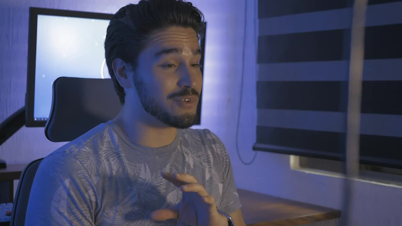 Free Stock Video Youtuber Vlogging In His Studio Live Wallpaper - Free Download