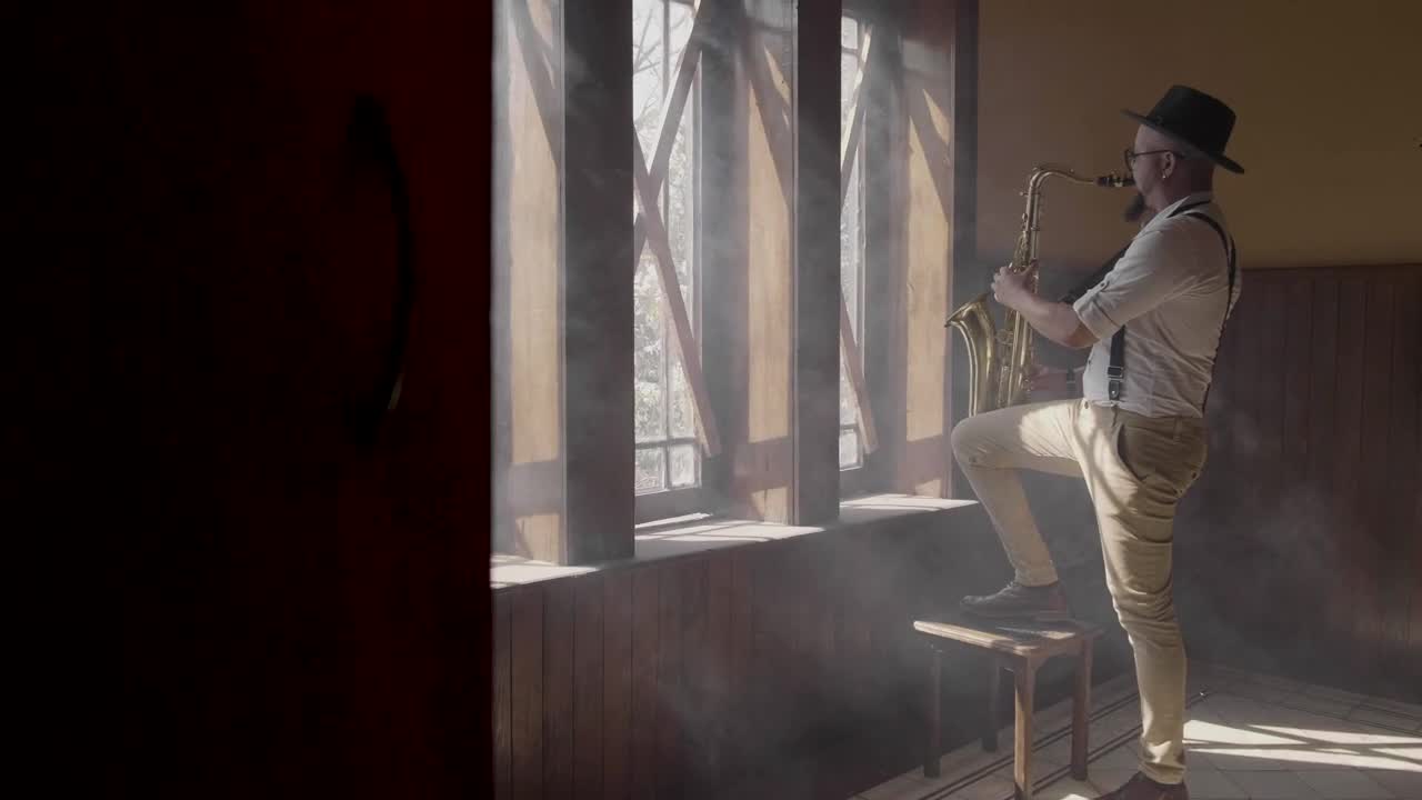 Free Stock Video Saxophonist Playing A Song Live Wallpaper - Free Download