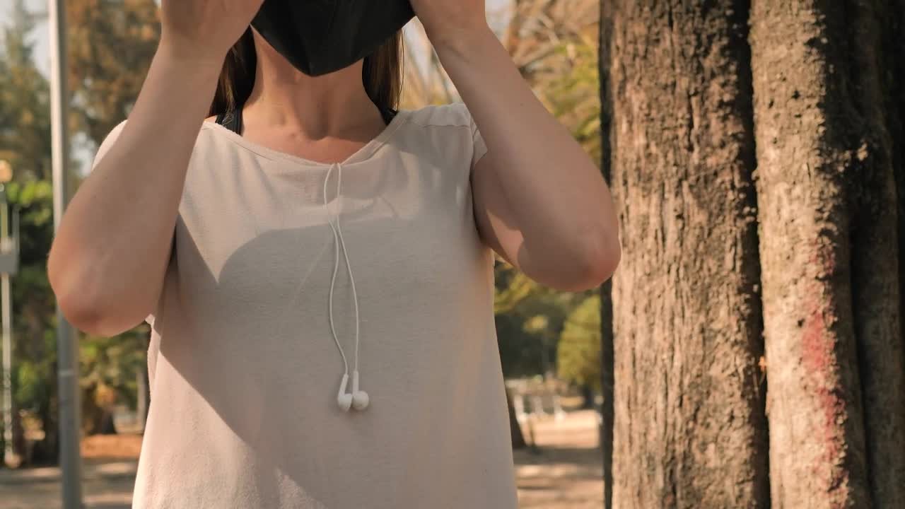 Free Stock Video Young Blonde Woman Putting On A Face Mask Live Wallpaper - Free Download