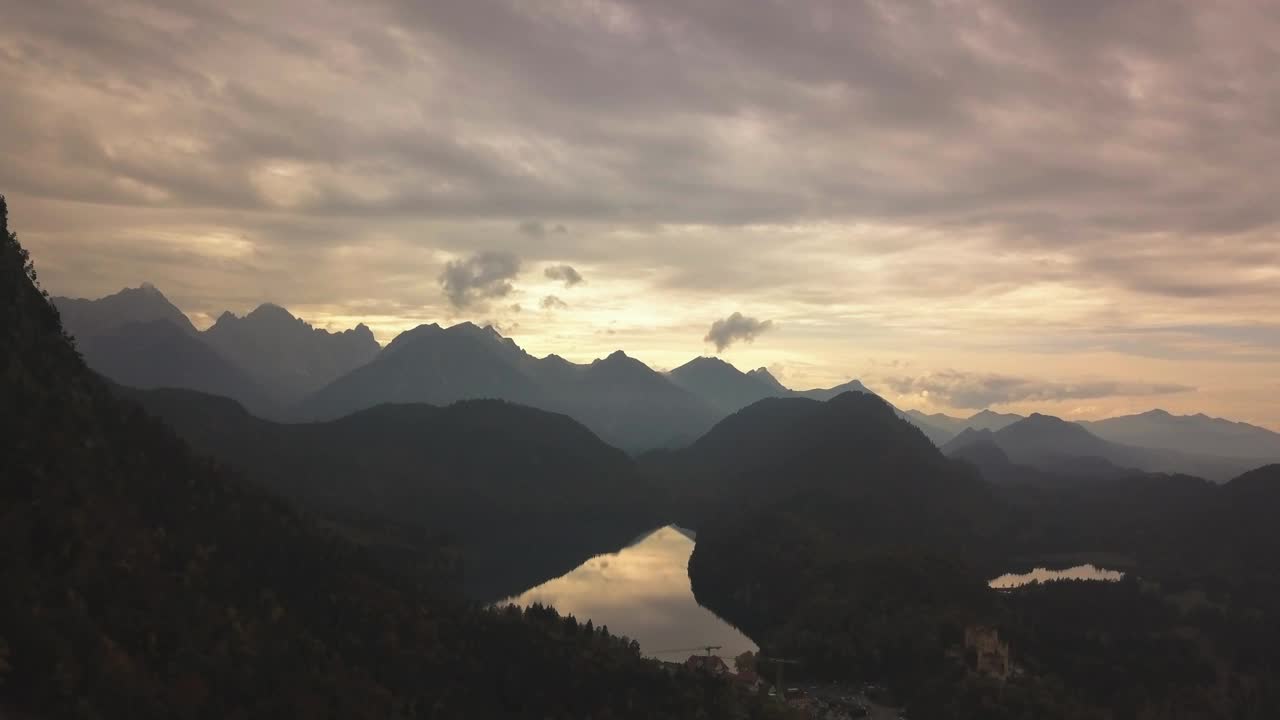 Free Stock Video Silhouettes Of Mountains On A Cloudy Day At Sunset Live Wallpaper - Free Download