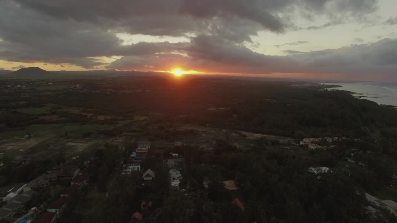 Free Video Stock Sunlight Falling Behind A Mountain Live Wallpaper - Free Download