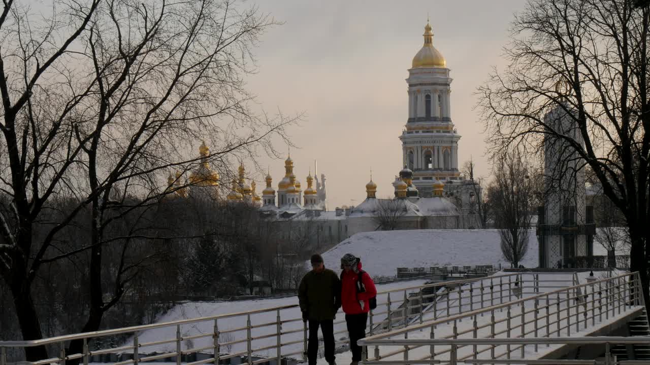 Free Stock Video Two Men Walking Through A City Under The Snow Live Wallpaper - Free Download