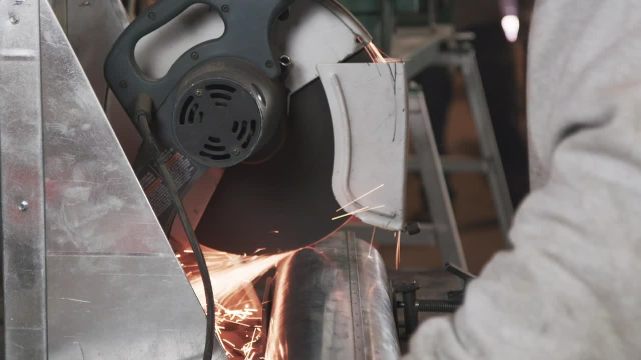 Free Stock Video Saw Cutting Through Metal Live Wallpaper - Free Download