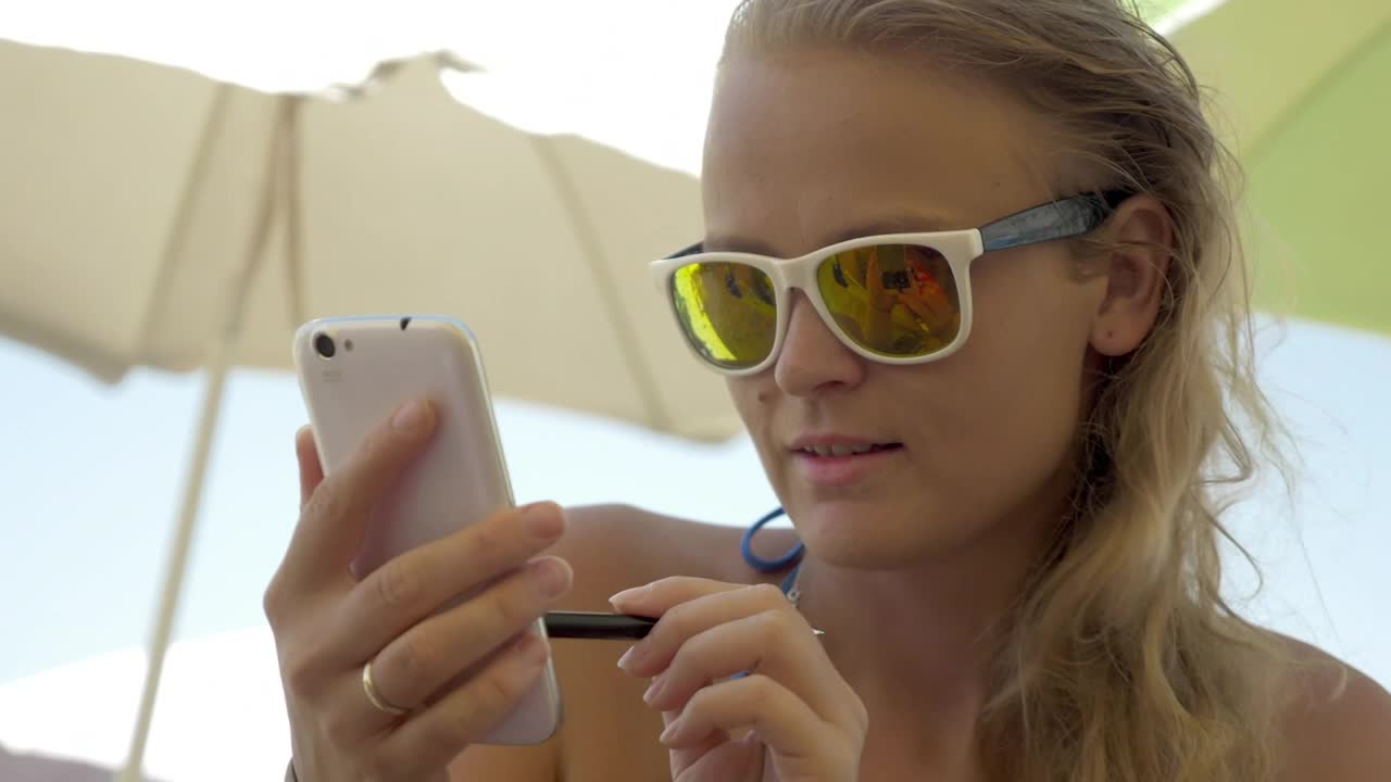 Free Video Stock texting while relaxing on the beach Live Wallpaper - Free Download