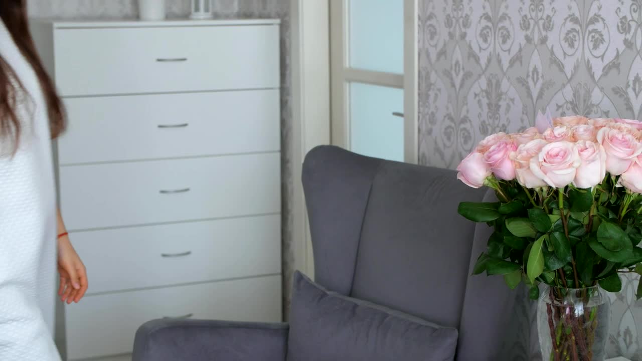 Free Stock Video Woman Happy To Receive Pink Roses Live Wallpaper - Free Download