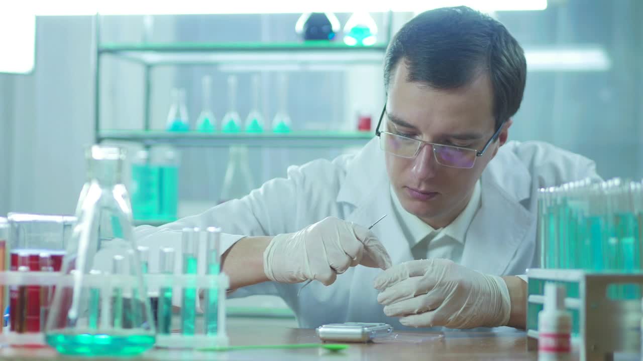 Free Stock Video Scientist Working With White Powder In The Lab Live Wallpaper - Free Download