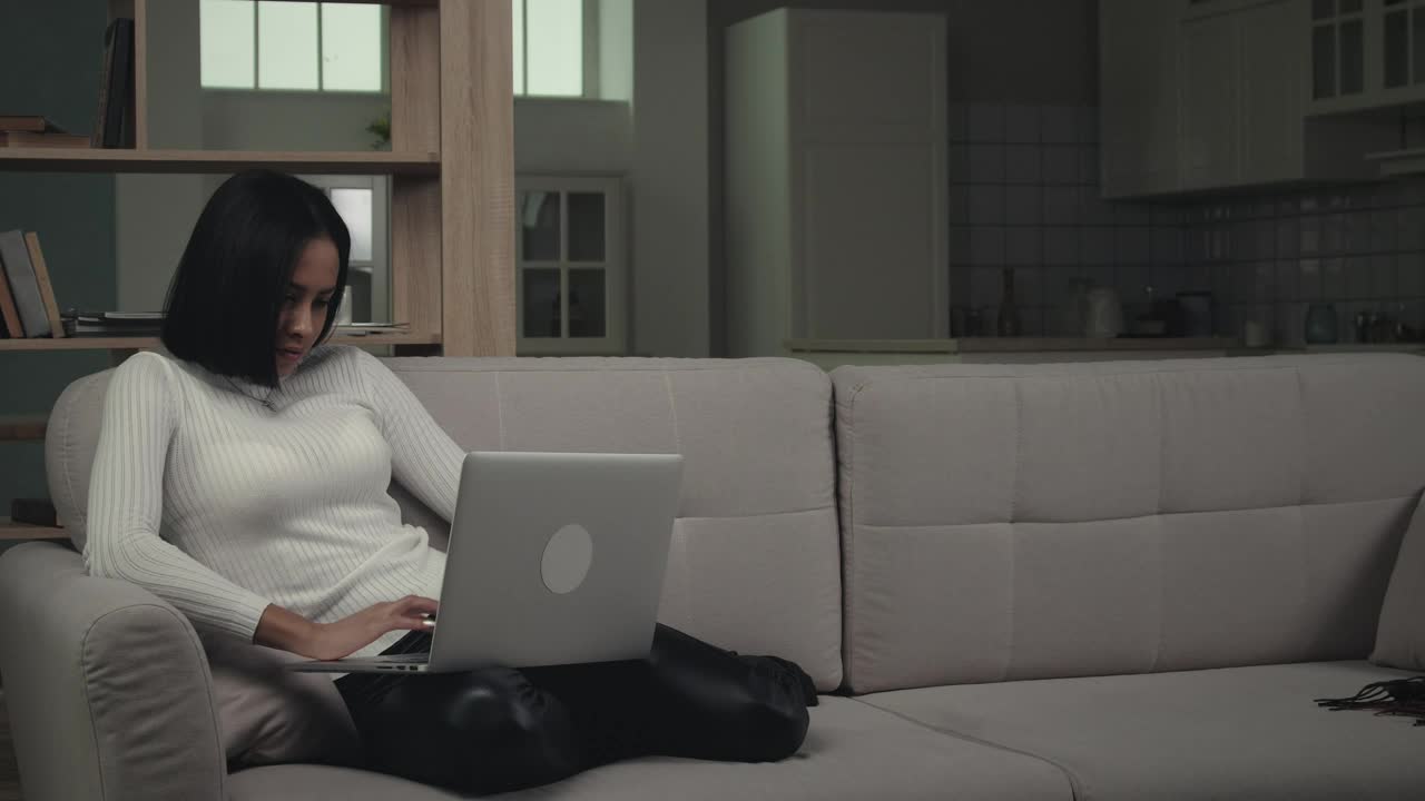 Free Stock Video Young Woman Using Laptop In The Couch Live Wallpaper - Free Download