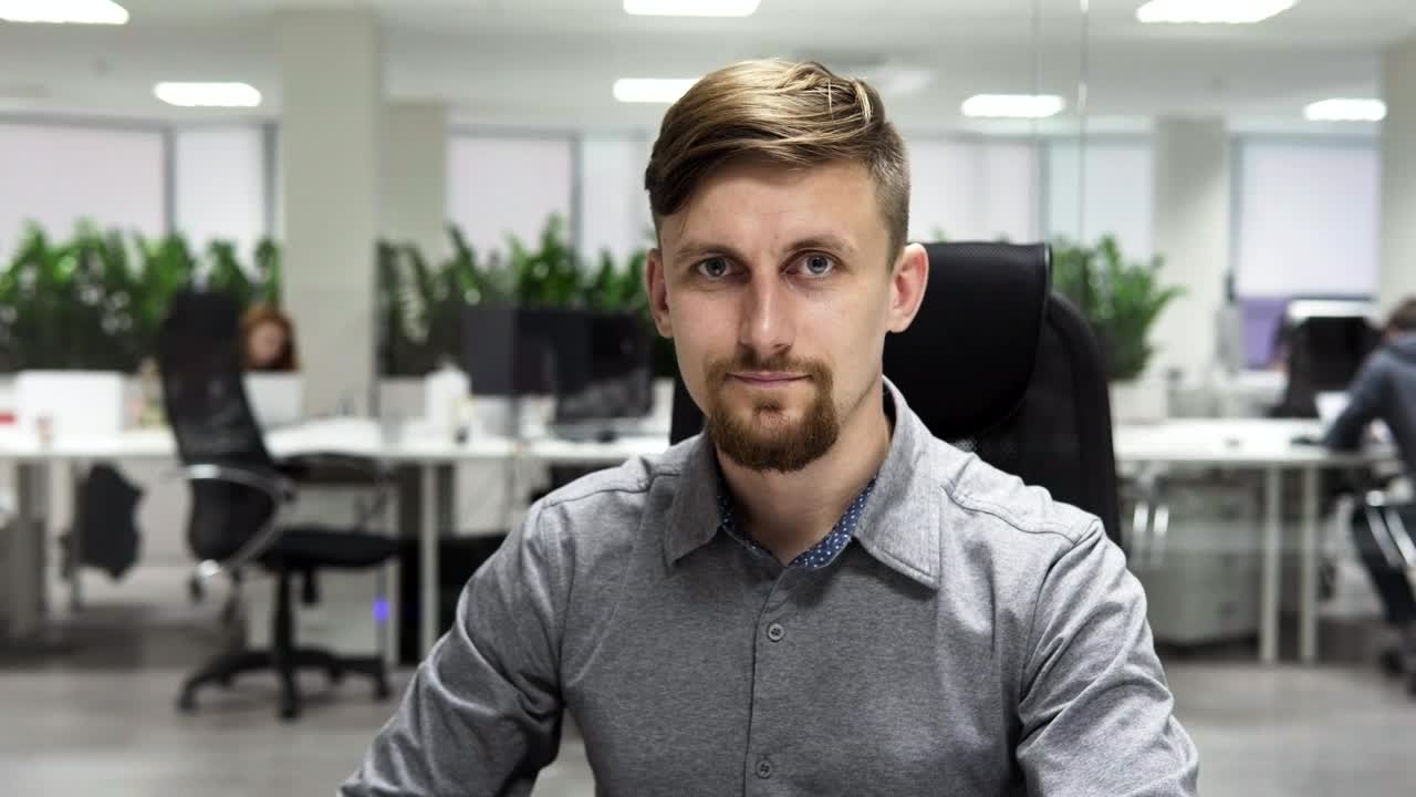 Stock Video Man Sitting In His Modern Offic Animated Wallpaper - Free Download
