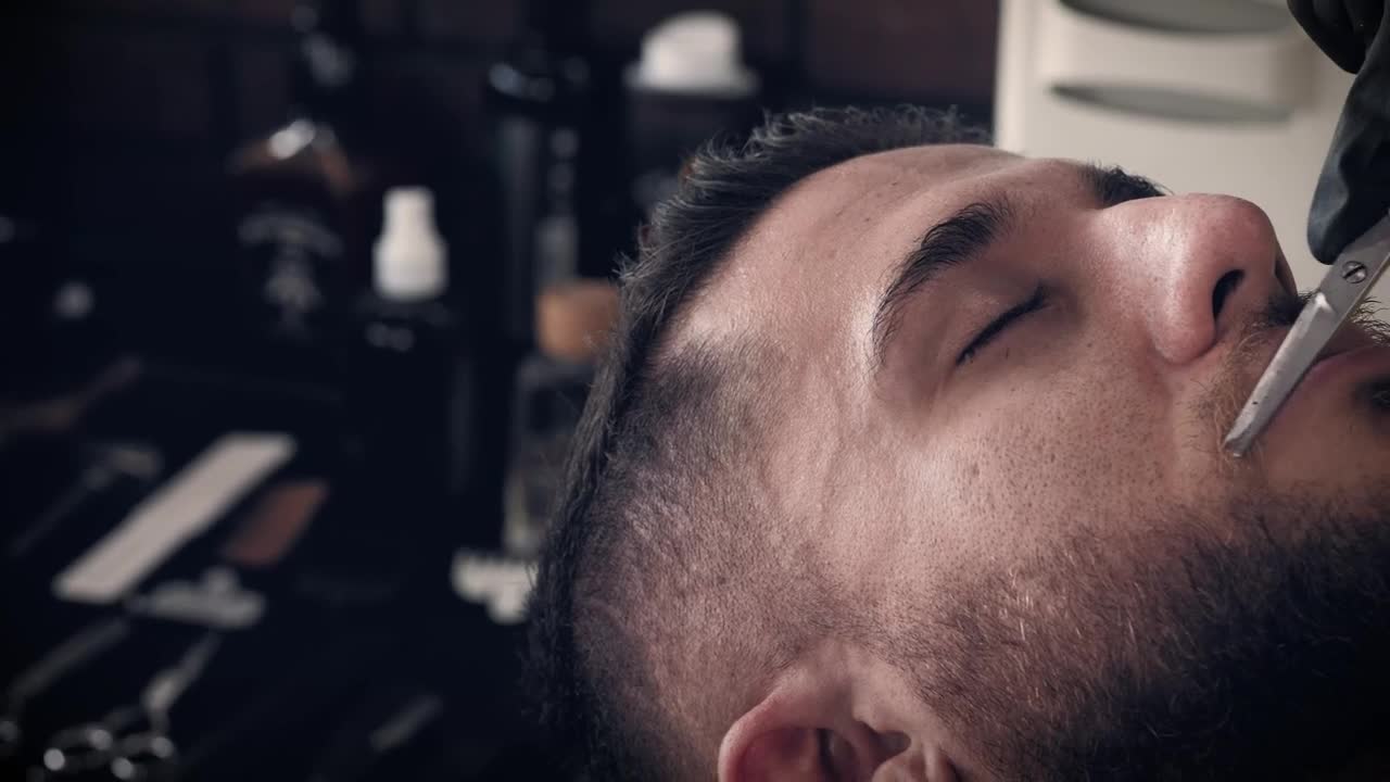 Stock Video Man Receiving A Beard Tri Animated Wallpaper - Free Download