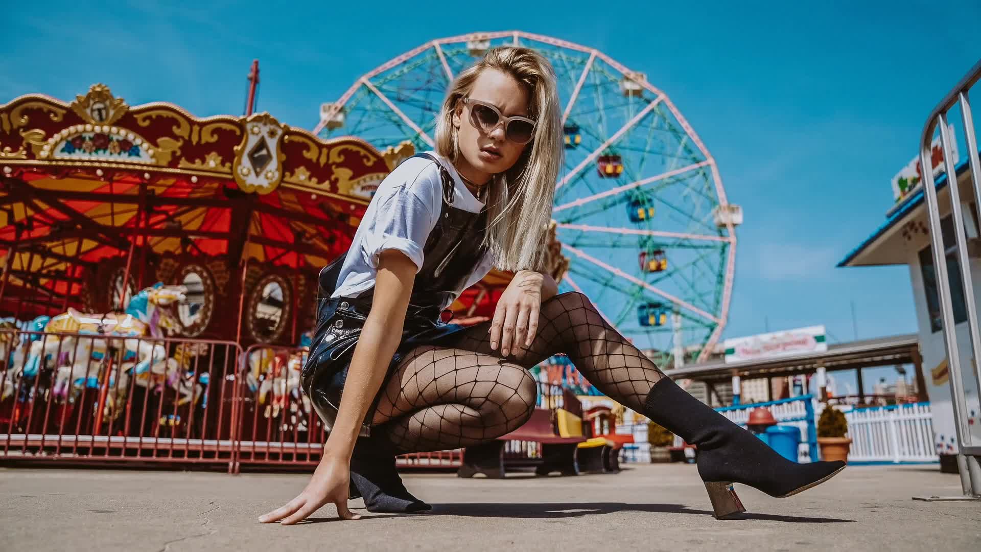 Coney Island Girl Live Wallpaper - Free Download