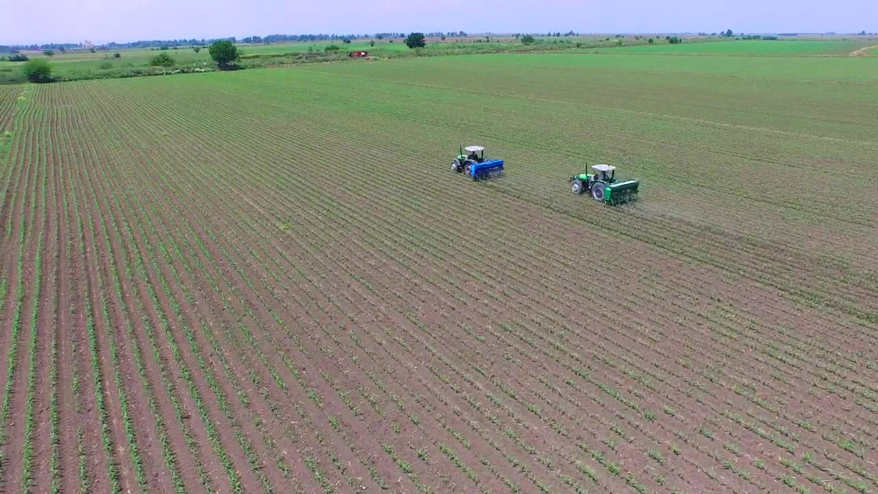 Free Video Stock tractors fertilizing agricultural fields Live Wallpaper - Free Download