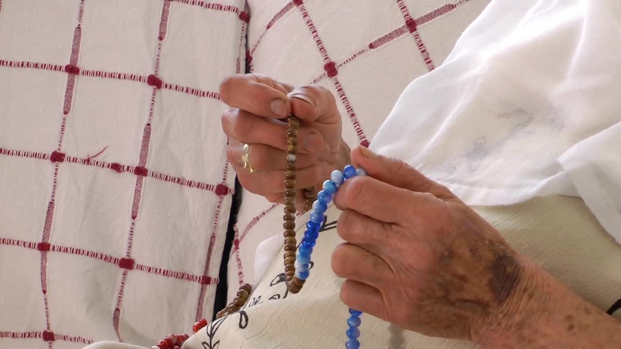 Stock Video Hands Of Old Woman Praying With The Rosary Animated Wallpaper - Free Download