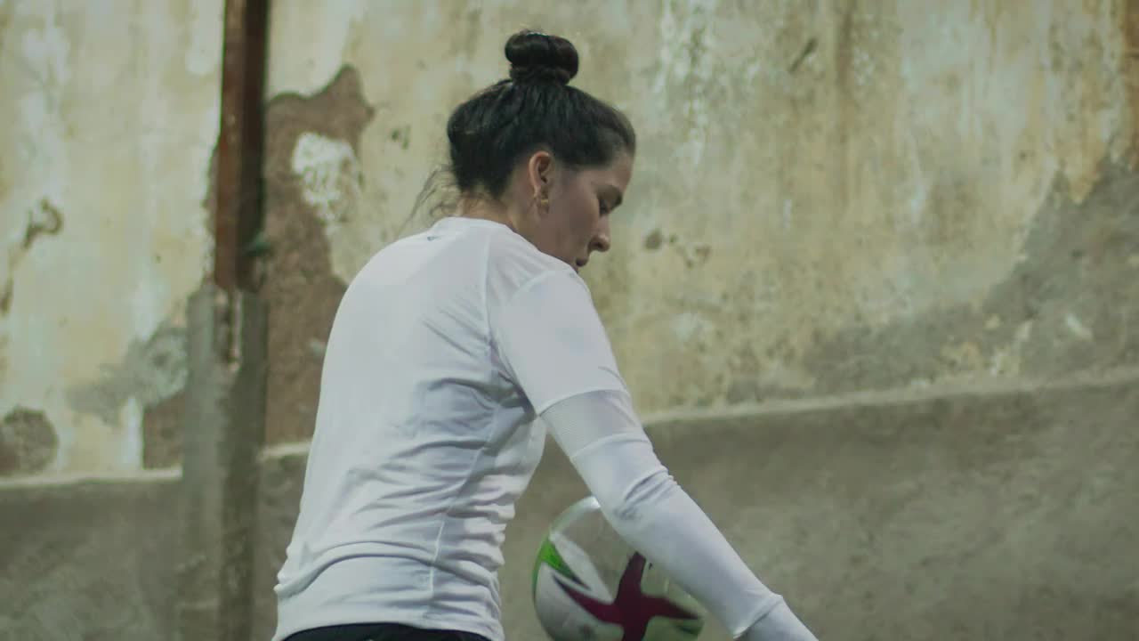 Free Video Stock Skillful Female Soccer Player Doing Ball Juggling Live Wallpaper - Free Download