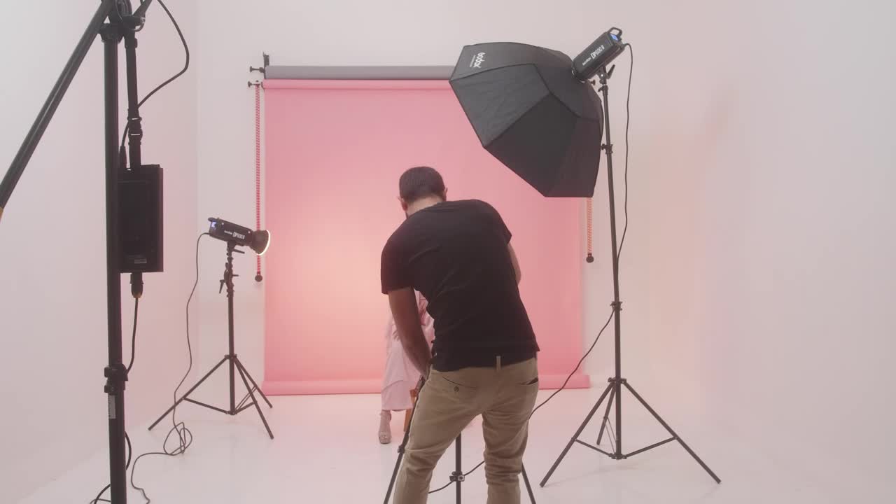 Video Stock Photo Session With A Model In A Professional Studio Live Wallpaper Free - Free Download
