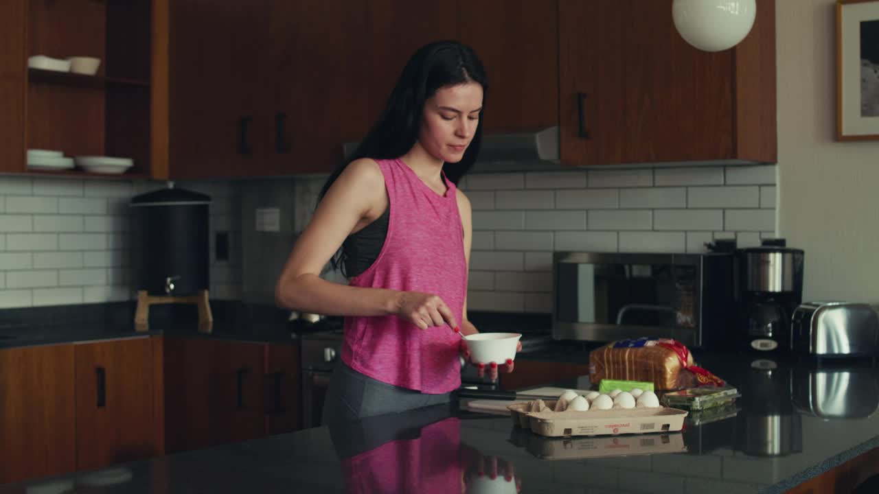 Free Stock Video Woman Preparing Her Lunch In The Morning Live Wallpaper - Free Download