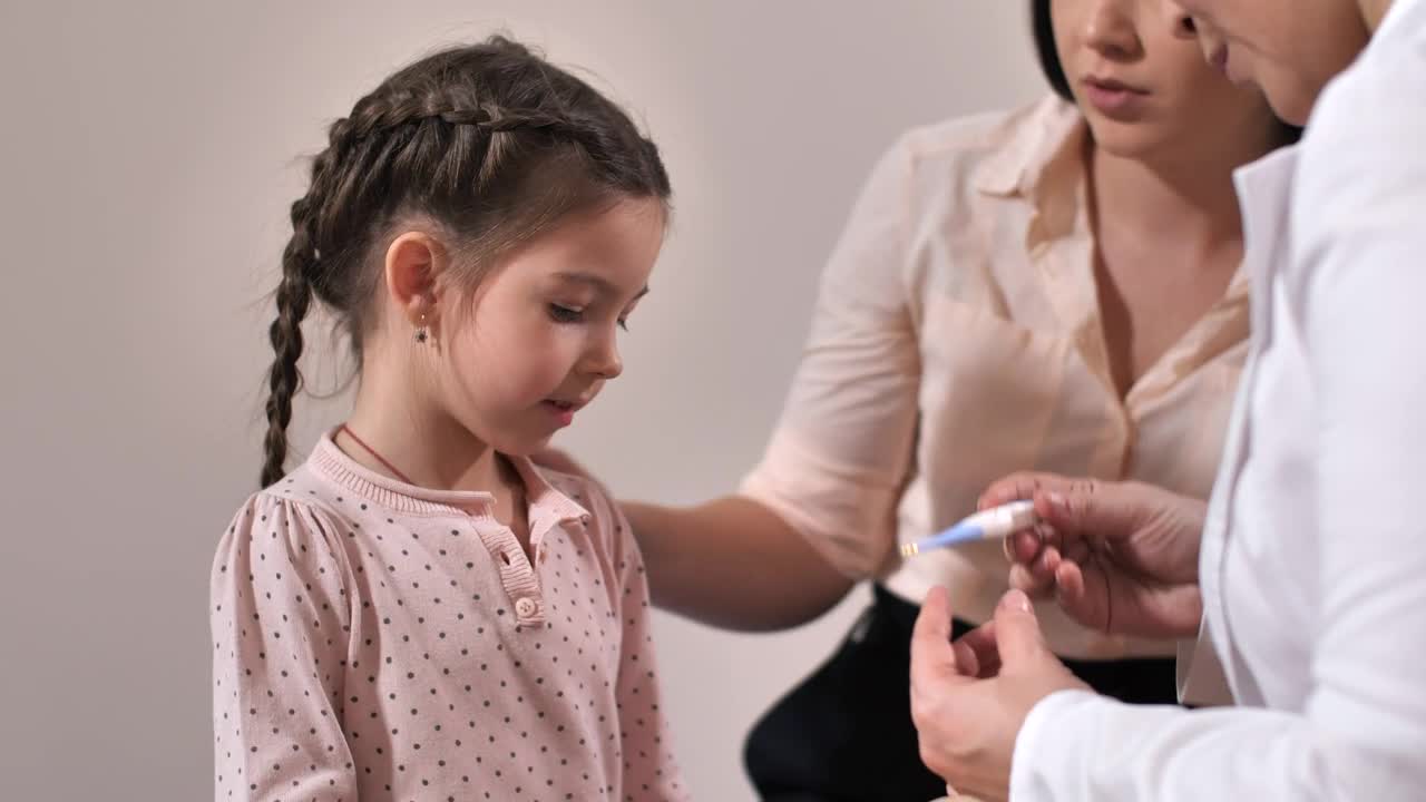 Stock Video Doctor Using A Thermometer Live Wallpaper For PC - Free Download