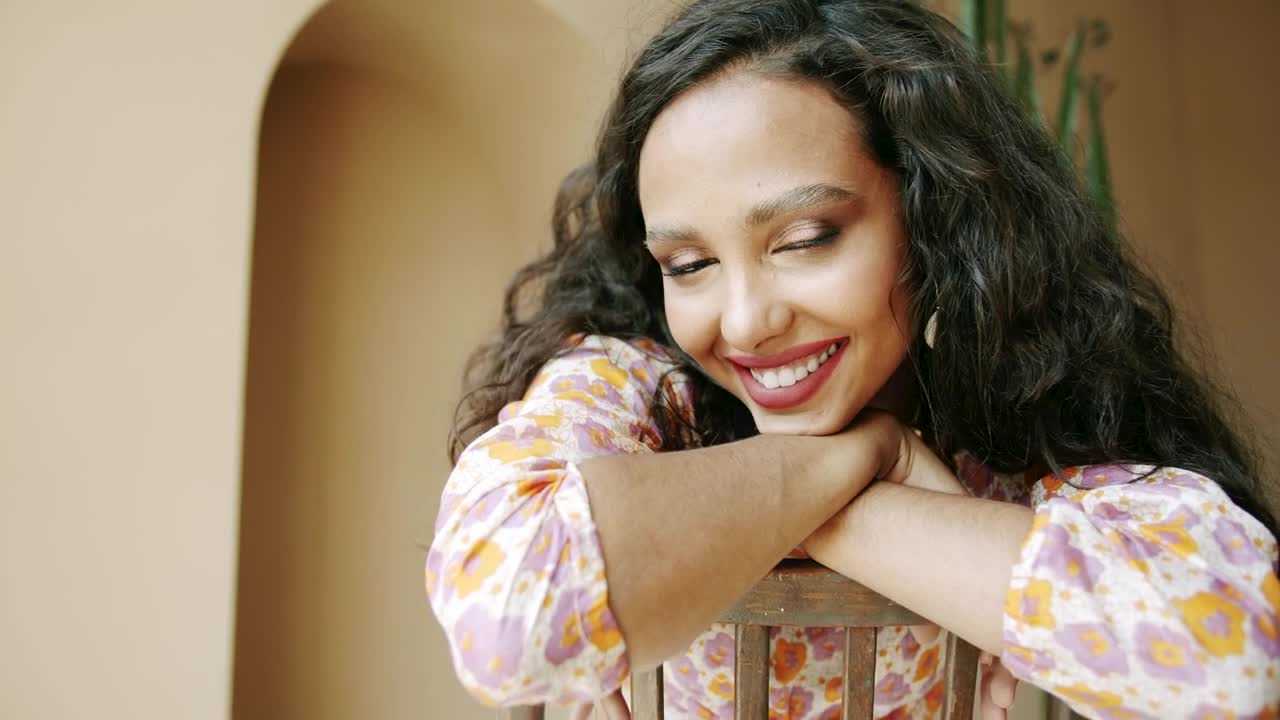 Video Stock Portrait Of A Happily Smiling Woman Live Wallpaper Free - Free Download