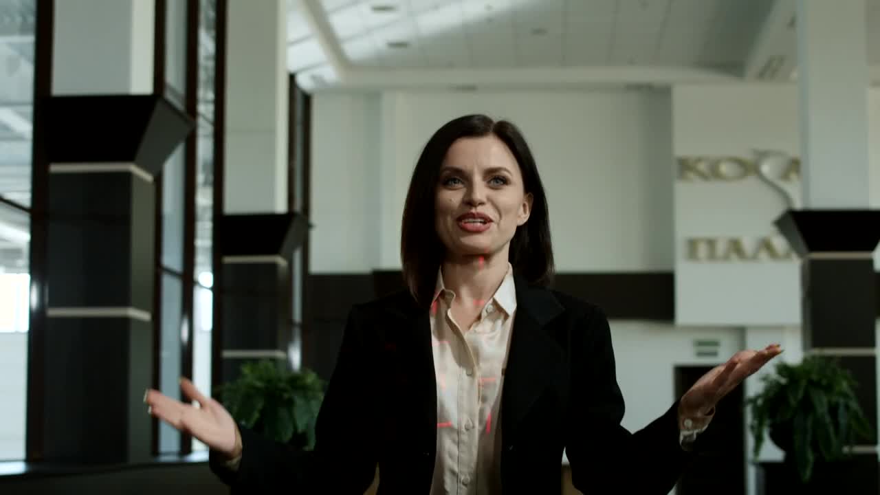 Free Video Stock Smiling Woman Giving An Interview To Reporters Live Wallpaper - Free Download