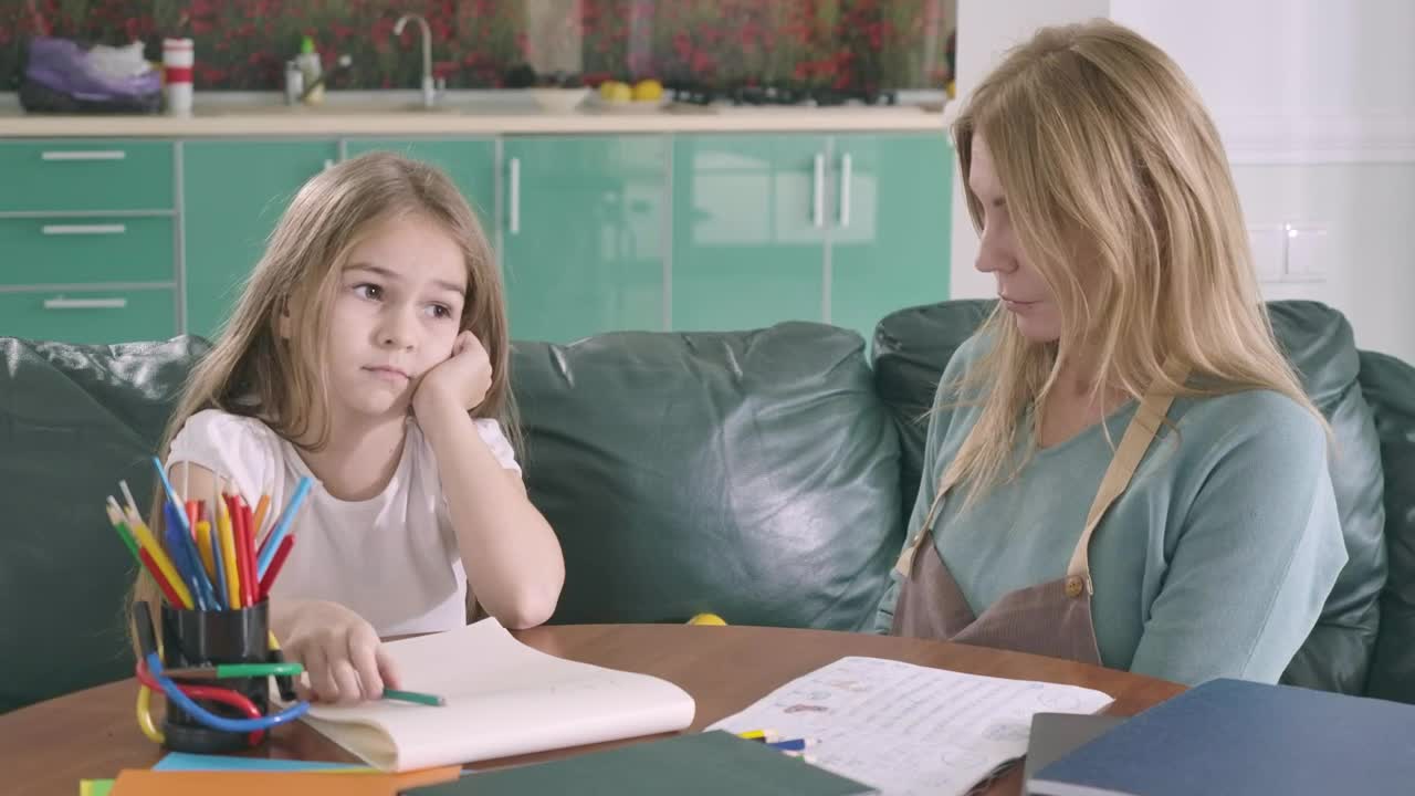 Stock Video Mother Helps Her Daughter Stud Animated Wallpaper - Free Download